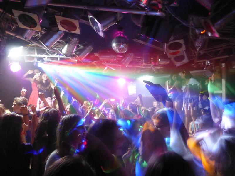 Partyabend in einer Disko im Sommercamp