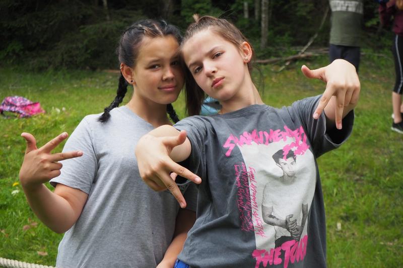 Zwei Mädchen freuen freuen sich auf ihr Sommercamp