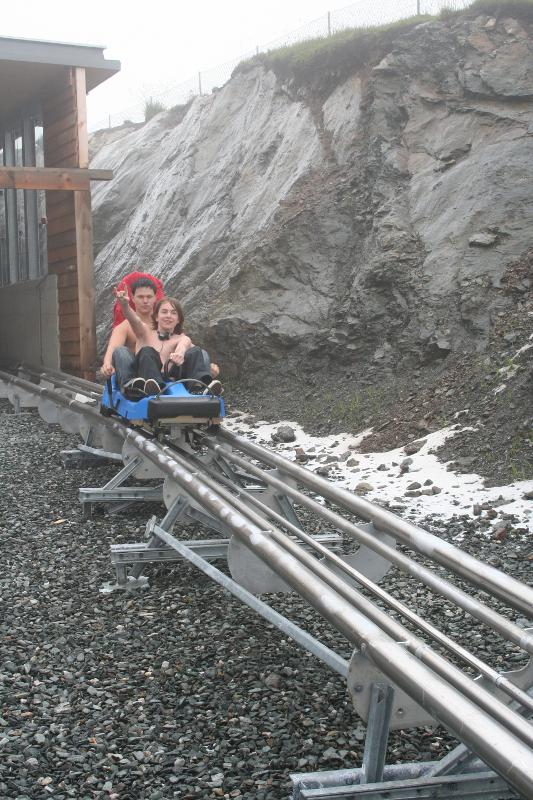 Teilnehmer eines Sommercamps rodeln im Mölltal