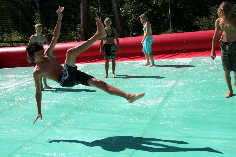 Im Sommercamp spielen die Teilnehmer Soap Football