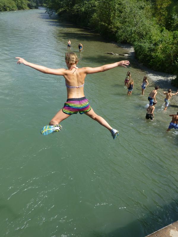 Sprung ins Wasser während einem tollen Sommercamp