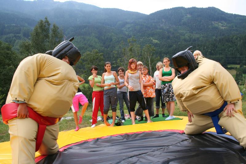 Teilnehmer beim Sumo ringen in einem Sommercamp im Mölltal
