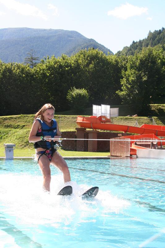 Die Teilnehmerin übt Wasserski fahren während dem Actioncamp im Mölltal