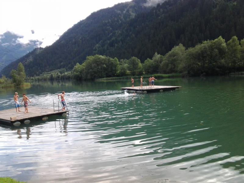 Im Englischcamp stehen die Teilnehmer auf schwimmenden Badeplattformen im See