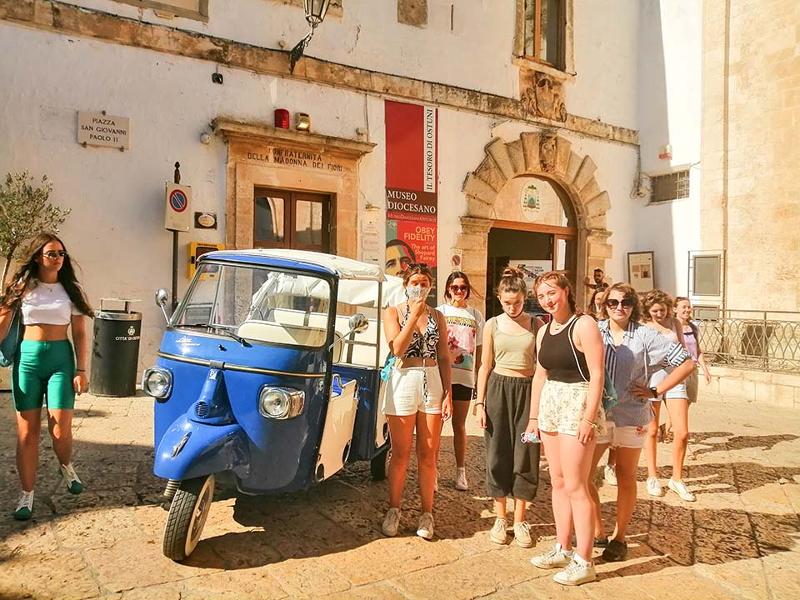 Gruppenfoto in der Stadt in den Sprachferien Malta
