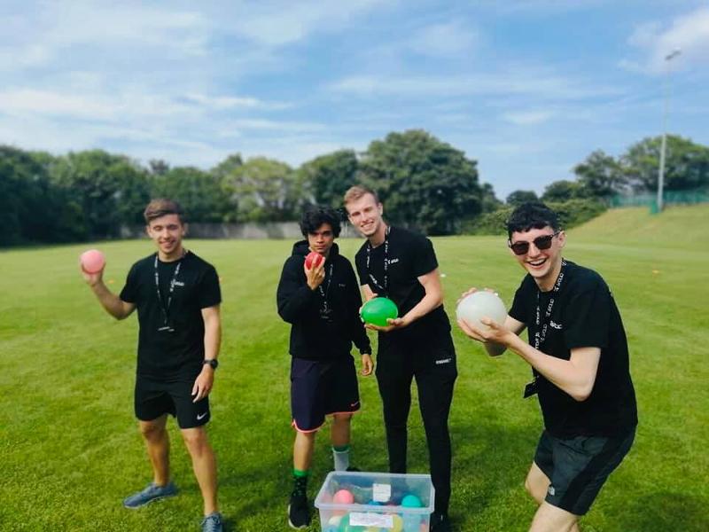 Betreuer spielen mit bunten Wasserbomben auf der Englischen Sprachreise nach Dublin