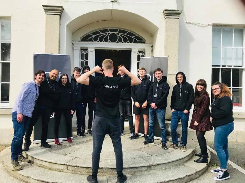 Betreuer bei einer Teambesprechung vor der Sprachschule auf der Sprachreise Dublin für Schüler