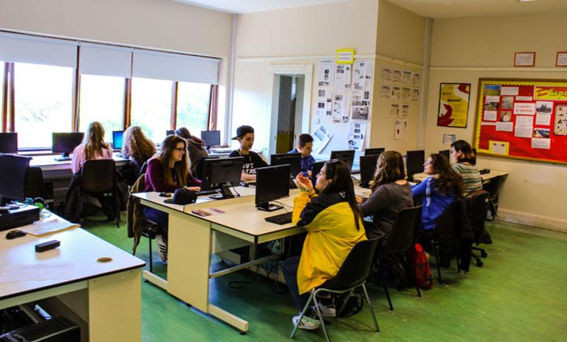 Schüler sitzen in Computerlabor auf der Sprachreise-Englisch nach Dublin in Gastfamilie