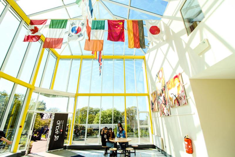 Vier Schüler sitzen im Foyer der Sprachschule auf ihrer Dublin Sprachreise