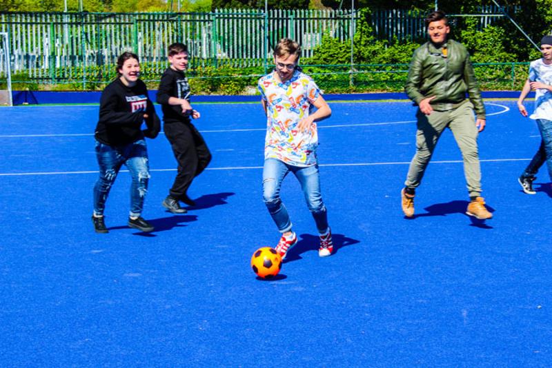 Kinder spielen miteinander Fussball und haben Spass bei ihrer Sprachreise Irland Dublin