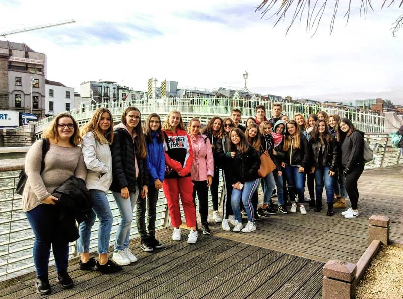 Gruppe von Schülern steht an einem Kanal in Dublin während einer Sprachreise Irland
