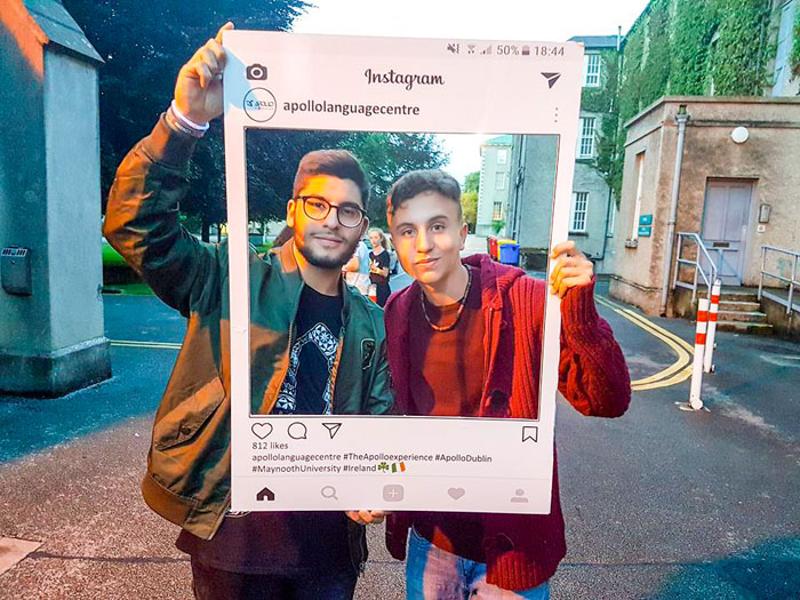 Zwei Teilnehmer einer Sprachreise Irland posieren für ein Instagram Foto