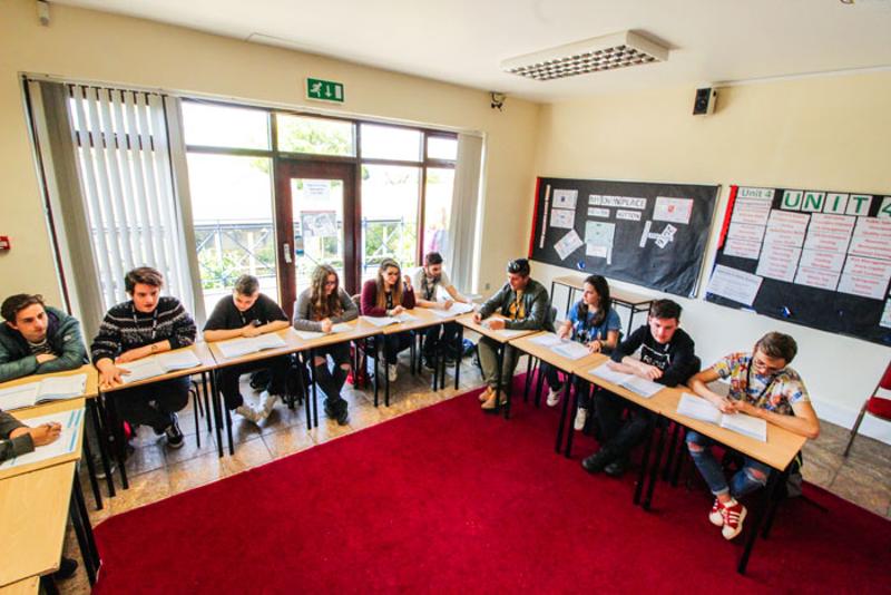 Teilnehmer der Sprachreise Irland Schüler sitzen im Unterricht in einem Klassenraum