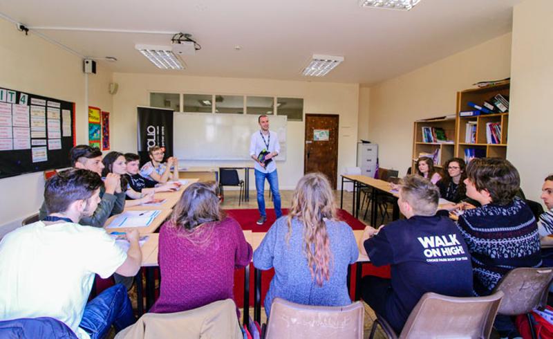 Lehrer unterrichtet Schüler der Sprachreise Irland im Klassenraum