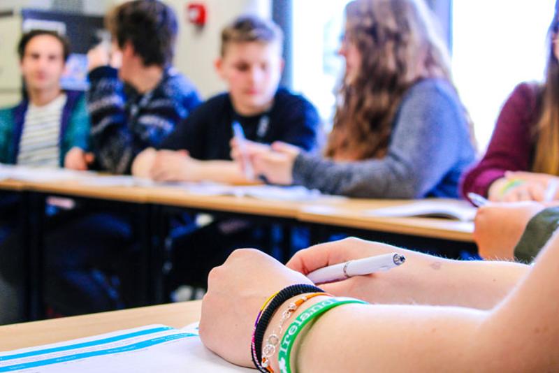 Nahaufnahme von Schüler beim Lernen im Unterricht auf einer Sprachreise Irland