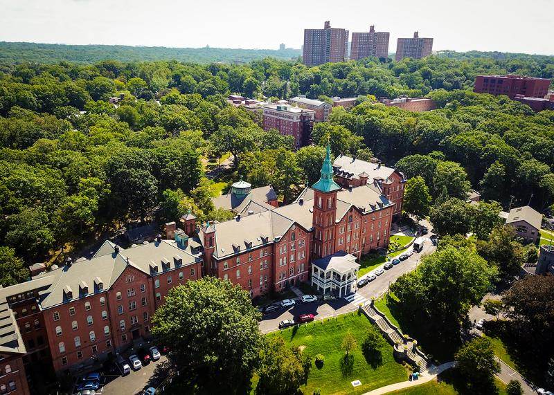 Blick auf die rotfarbige Sprachschule umgeben von vielen Laubbäumen während der New York Sprachreise für Schüler 