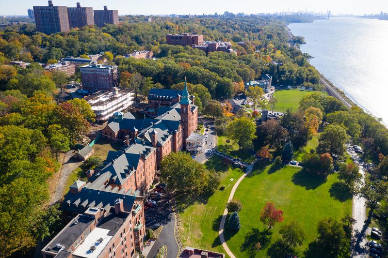 Vue d'en haut d'une école de langue entourée d'arbres verts en séjour linguistique New York