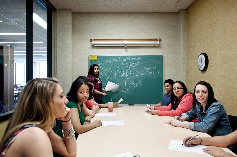 Lors d'un séjour linguistique New York, les participants apprennent ensemble dans une même salle