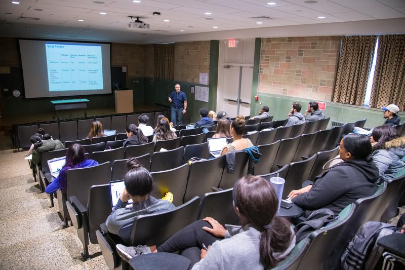 Auf der Sprachreise New York für Schüler steht ein Lehrer an der Tafel und unterrichtet