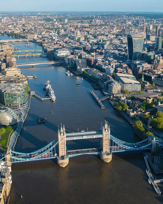 Sicht auf London und die Tower Bridge aus der Vogelperspektive während einer Sprachreise London Schüler