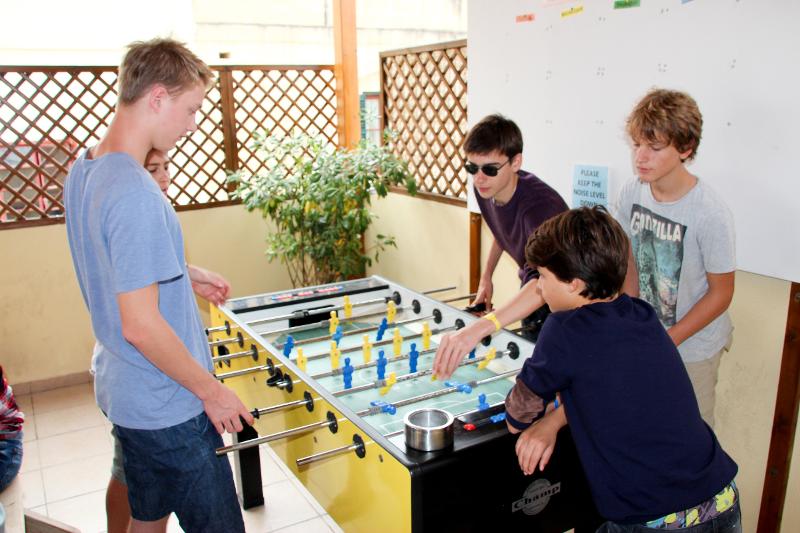 Schüler spielen auf Sprachreise Malta Kicker