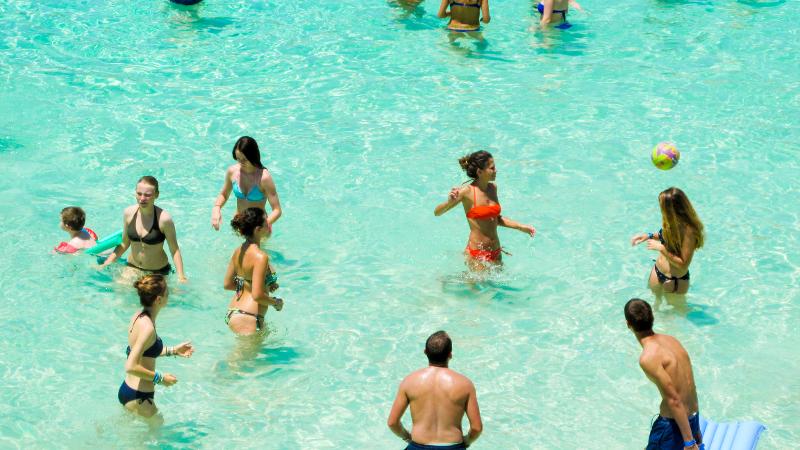Jugendliche baden zusammen im türkisen Meer auf der Sprachreise Malta 