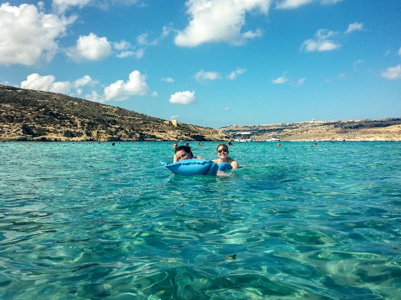 Zwei Mädchen schwimmen auf Sprachreise Malta im klaren Meerwasser