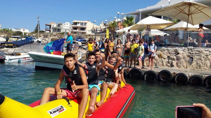 Kinder der Sprachreise Malta sitzen auf einem Bananenboot