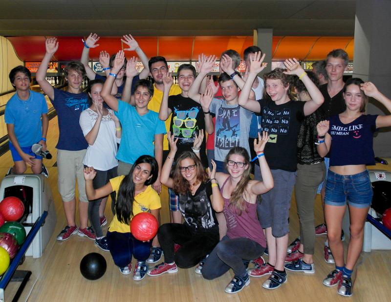 Auf der Malta Sprachreise jubeln Kinder beim Bowling