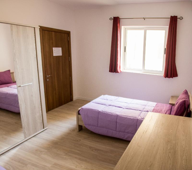 Schüler der Malta Sprachreise schlafen in einem Einzelbett