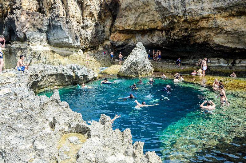 Teilnehmer der Sprachreise für Schüler Malta schwimmen in einer kleinen Lagune
