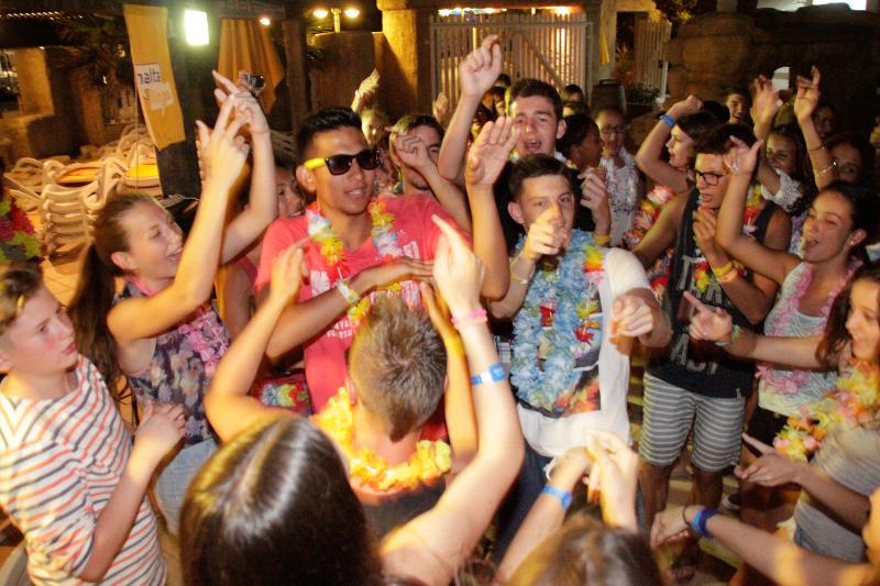 Im Sprachurlaub Malta feiern die Schüler gemeinsam eine Party