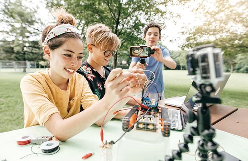 In der Ferienbetreuung bauen die Kinder einen selbstgebauten kleinen Roboter