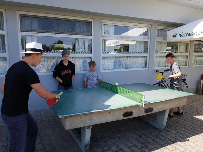 Die Teilnehmer des Feriencamp Neusiedlersee spielen im Hof Tischtennis
