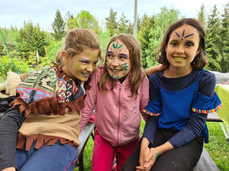 Drei Mädchen haben ihre Gesichter im Erlebnis Camp bunt bemalt
