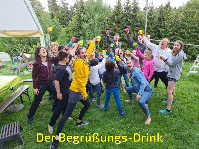 Die Teilnehmer im Krems Feriencamp stoßen zum Beginn mit ihren Bechern an