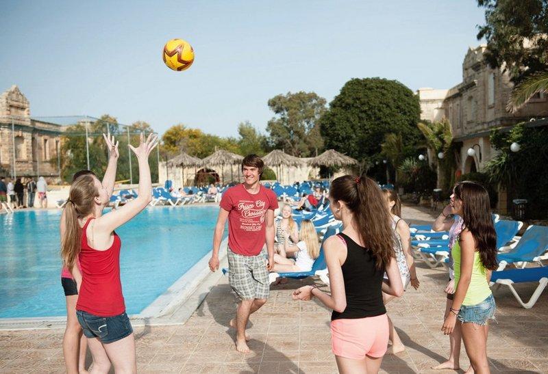 Jugendliche spielen auf einer Sprachreise Malta 1 Woche Volleyball am Pool