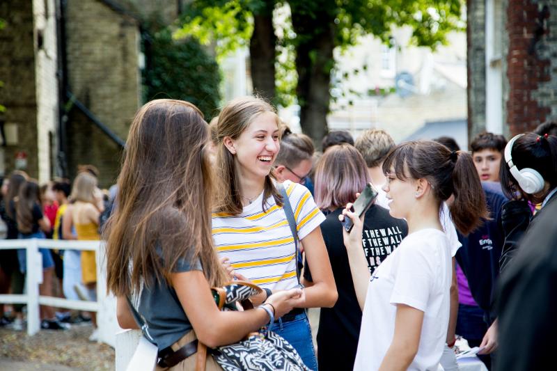  Drei Mädchen unterhalten sich in ihrer Freizeit bei den Sprachreisen Cambridge