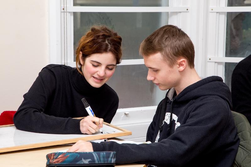 Ein Mädchen und ein Junge lösen eine Schulaufgabe bei den Sprachreisen Cambridge