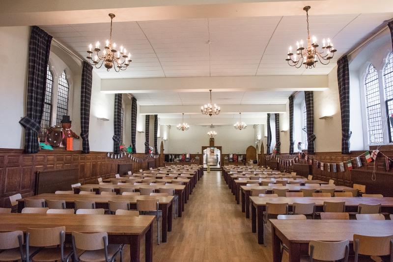 Großer Speisesaal mit Tischen und Stühlen aus Holz auf einem Sprachaufenthalt Brighton