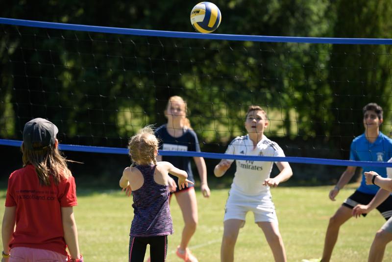 Kinder spielen zusammen Volleyball während einer Sprachreise Schottland