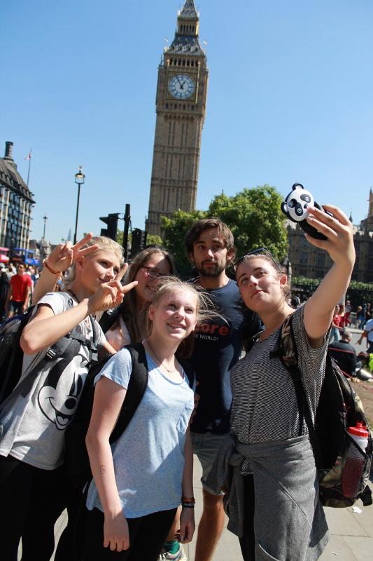 Jugendliche machen ein Selfie vor dem BigBen bei dem Sprachaufenthalt London