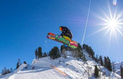 Snowboarder springt in die Luft im Skilager