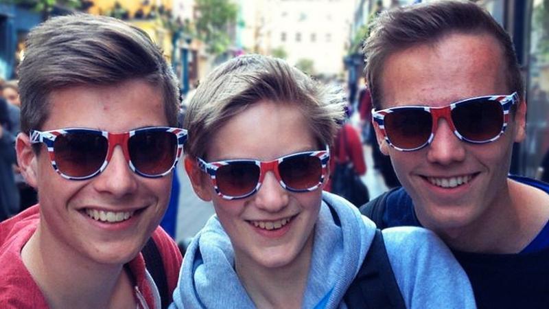 Jungs lachen zusammen Sprachcamps Malta